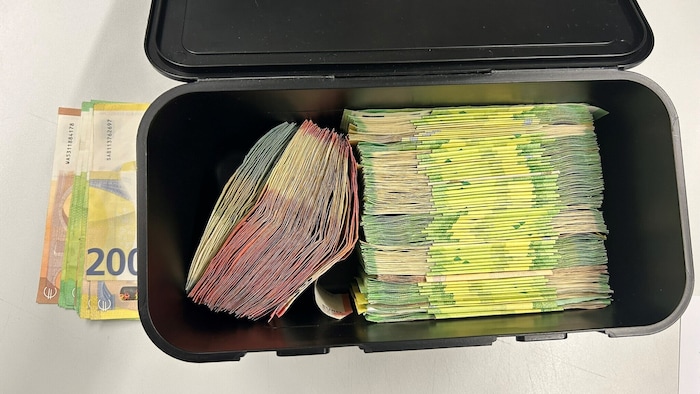 Die Kriminalisten sicherten große Mengen an Geld.