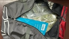 Bei einer Hausdurchsuchung fanden Polizisten weitere Drogen (Symbolfoto).