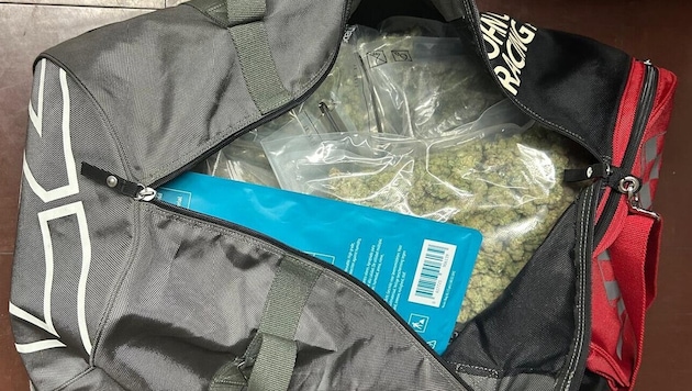 Bei einer Hausdurchsuchung fanden Polizisten weitere Drogen (Symbolfoto).