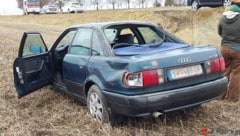 Das Auto wurde schwer beschädigt. 