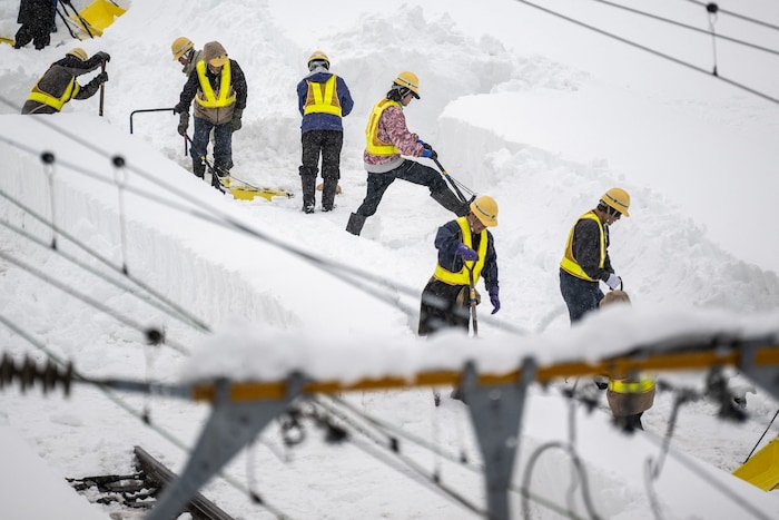 Am 30. Jänner schaufelten Mitarbeiter den Schnee von den Gleisen in Aomori.