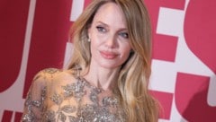 Angelina Jolie legte in einem transparenten Kleid mit funkelndem Blumenmuster einen Wow-Auftritt ...