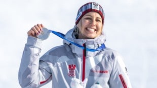 Begehrt, aber fragil: die Olympia-Medaillen von 2026. Sabine Payer ist ihre Silbermedaille vom ...