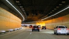 Mitten im Lieferinger Tunnel wendete der Mann sein Fahrzeug. (Symbolbild)