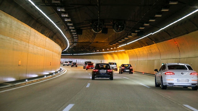 Mitten im Lieferinger Tunnel wendete der Mann sein Fahrzeug. (Symbolbild)