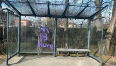 Beschmierte Bushaltestelle.