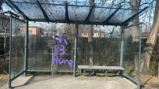 Beschmierte Bushaltestelle.