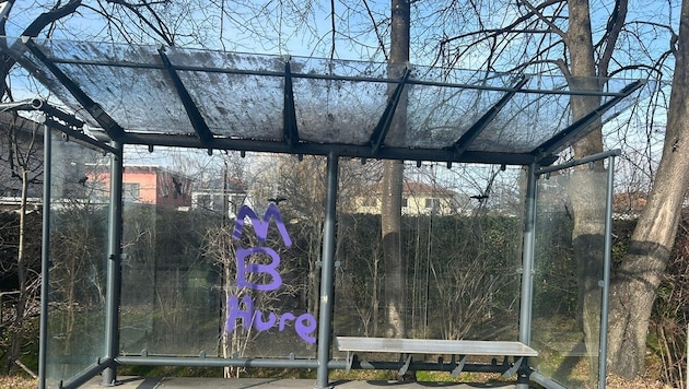 Beschmierte Bushaltestelle.