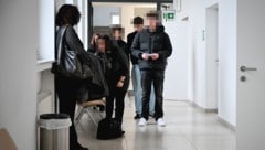 Der Angeklagte (vorne) vor dem Verhandlungssaal am Landesgericht Wels