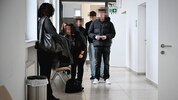 Der Angeklagte (vorne) vor dem Verhandlungssaal am Landesgericht Wels