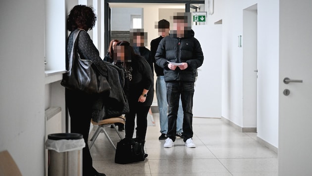 Der Angeklagte vor dem Gerichtssaal