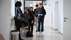 Der Angeklagte (vorne) vor dem Verhandlungssaal am Landesgericht Wels