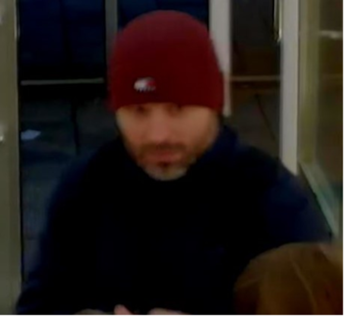 Die weinrote Wollhaube des Tatverdächtigen ist deutlich zu erkennen.