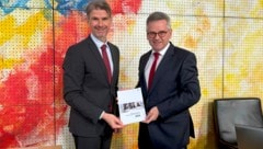 LRH-Direktor Günter Bauer (l) überreichte den Tätigkeits- bericht 2025 an Landtagspräsident ...