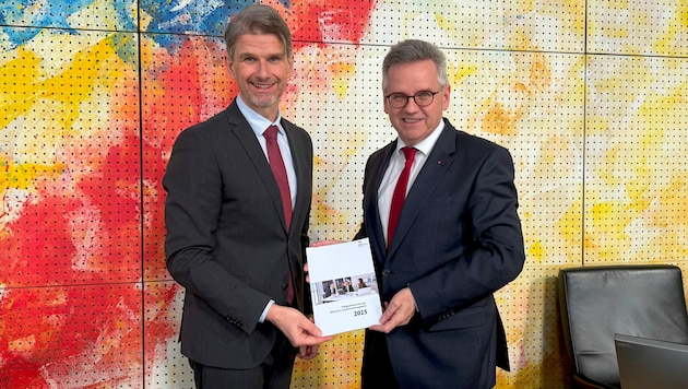 LRH-Direktor Günter Bauer (l) überreichte den Tätigkeits- bericht 2025 an Landtagspräsident ...