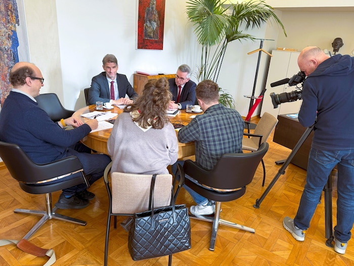 Im Büro des Landtagspräsidenten wurde der Tätigkeitsbericht den Medien präsentiert.