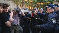 Die australische Polizei geht mit Tränengas gegen Protestierende vor.