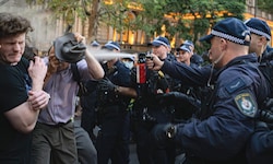 Die australische Polizei geht mit Tränengas gegen Protestierende vor.