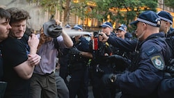 Die australische Polizei geht mit Tränengas gegen Protestierende vor.