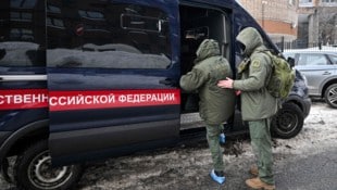 Ermittler untersuchen den Tatort.