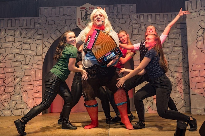 19 Akteure stehen in Ebenthal auf der Bühne.