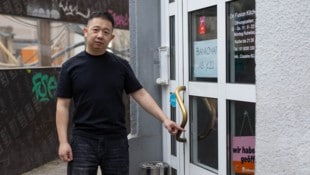 Gastronom Le Chen zeigt auf das Provisorium, das nach dem letzten Einbruch installiert wurde.