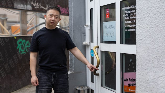 Gastronom Le Chen zeigt auf das Provisorium, das nach dem letzten Einbruch installiert wurde.