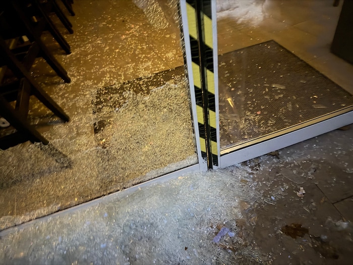 Eingeschlagene Glasscheibe und kaputter Motor der Schiebetür waren die Folge.