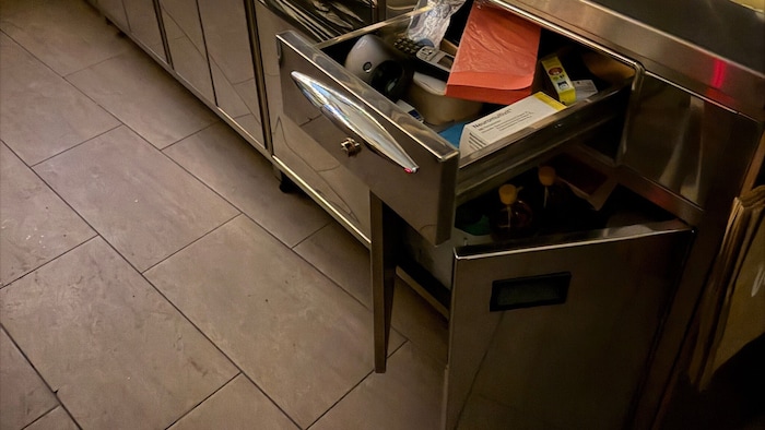 Durchwühlte Kästen und Laden im Lokal.