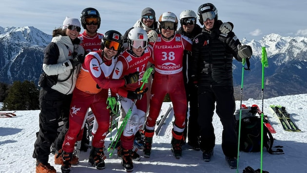 Paraski-Fahrer Markus Salcher (3. v. re.) fuhr am Montag sein letztes Weltcuprennen.