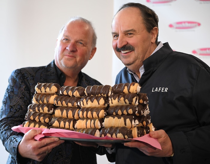 Karl Guschlbauer und Johann Lafer mit Schaumrollen vor Beginn der Pressekonferenz von Sharon ...