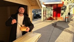 Wie hier in Wien baut Mario Orth seinen Foodtruck auch in Klagenfurt auf, ab Donnerstag gibt es ...