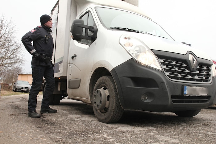 Kontrolle eines Kleintransporters.