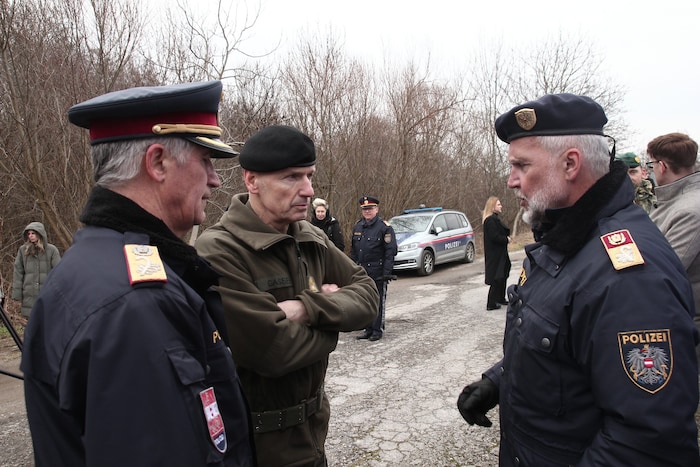 Landespolizeidirektor Huber mit Militärkommandant Gasser und FGA-Abteilungsleiter Kurt Pilwax