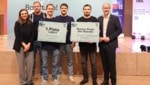 Lisa Spöck (GF Start-up.Tirol, li.) und LR Mario Gerber (re.) mit den Gewinnern „Serwas“ und ...