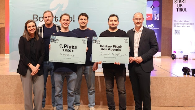 Lisa Spöck (GF Start-up.Tirol, li.) und LR Mario Gerber (re.) mit den Gewinnern „Serwas“ und ...