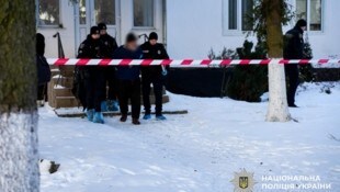 Hier führt die Polizei den Verdächtigen nach der Bluttat in der Flüchtlingsunterkunft ab. 