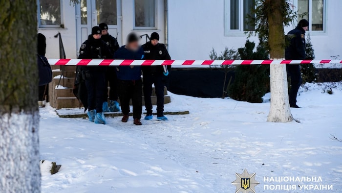 Hier führt die Polizei den Verdächtigen nach der Bluttat in der Flüchtlingsunterkunft ab.