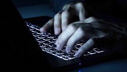 Statt Lohn zu bekommen verlor die Frau Geld. 