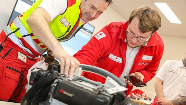 Alexander Franz (links im Bild) ist Salzburgs erster Telenotarzt.