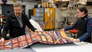 Der Zuschnitt der Stoffe erfolgt in der Werkstatt. Gearbeitet wird dort derzeit bei überwiegend ...