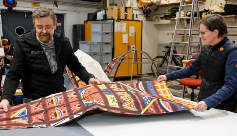 Der Zuschnitt der Stoffe erfolgt in der Werkstatt. Gearbeitet wird dort derzeit bei überwiegend ...