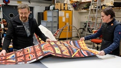 Der Zuschnitt der Stoffe erfolgt in der Werkstatt. Gearbeitet wird dort derzeit bei überwiegend ...