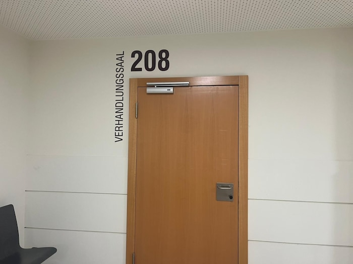 Der Angeklagte musste Dienstagnachmittag im Saal 208 platznehmen.