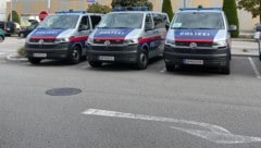 Ein Großaufgebot der Polizei durchsuchte die Bildungsstätte (Symbolfoto).