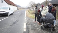 Anrainer sind erleichtert. Für Autofahrer heißt es auf der Kalcher Straße künftig: Tempo 70 und ...