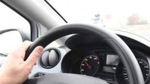 Die Heimkinder mussten Pausen machen, weil das Lenkrad für ihre Größe zu hoch war.