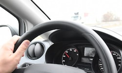 Als der Lenker von der Autobahn abfahren wollte, verlor er plötzlich das Bewusstsein ...