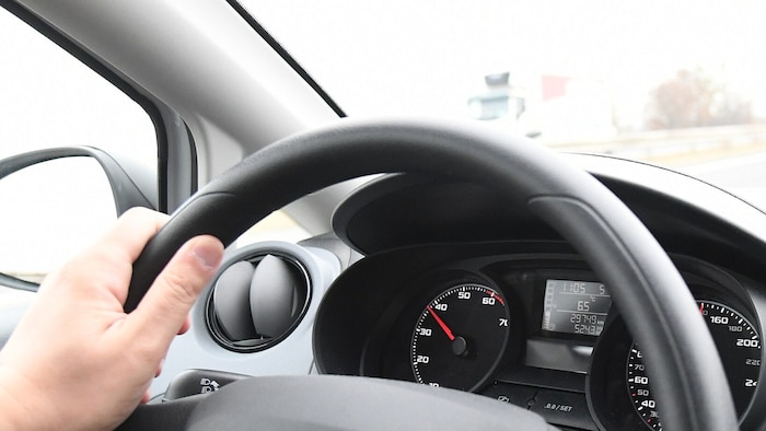 Ein 22-Jähriger hatte seinen Sohn am Schoß, während er ein Auto lenkte. (Symbolbild)