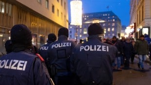 Menschenmengen, laute Detonationen, hektische Szenen – für die Wiener Polizei ist die ...